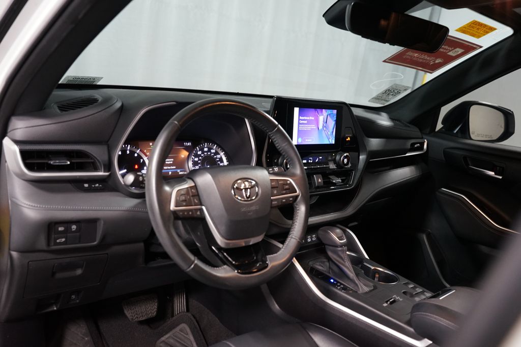 Thumbnail: 2023 Toyota Highlander - 7