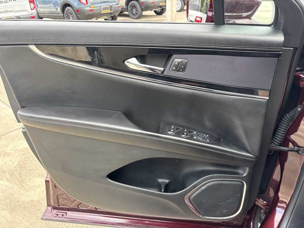 Used 2023 Red Lincoln Standard image 16