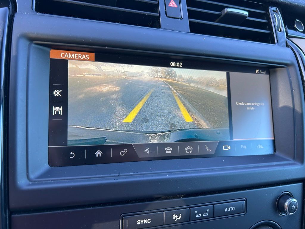 Thumbnail: 2018 Land Rover Discovery - 25