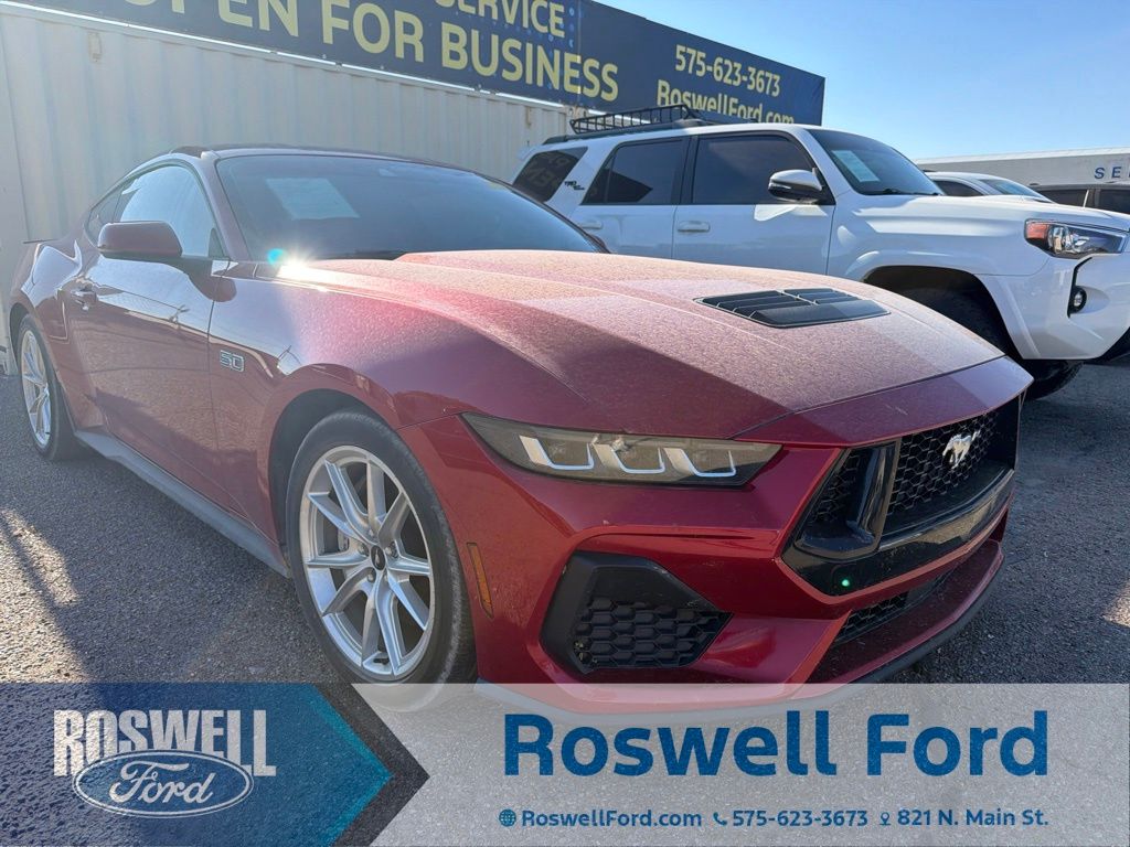 2024 Ford Mustang Rojo (Red Metallic) Coupé Tracción trasera Automática