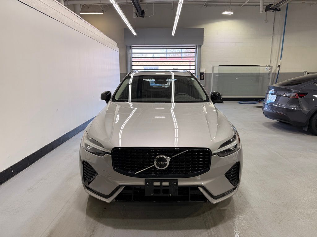 Thumbnail: 2025 Volvo XC60 - 8