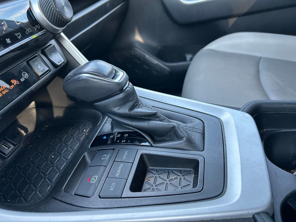 Thumbnail: 2020 Toyota RAV4 - 21