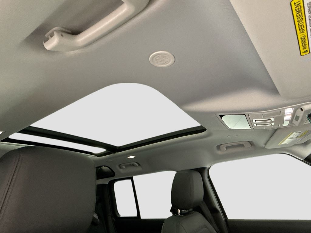 Thumbnail: 2025 Land Rover Defender - 17