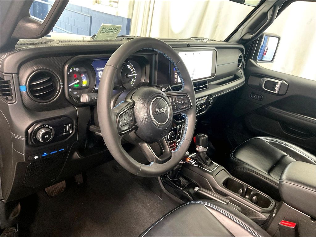2024 Jeep Wrangler — photo 8