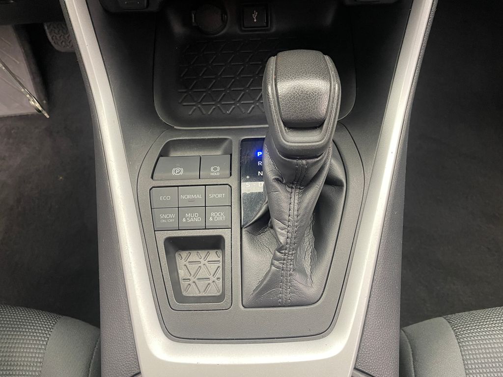 2021 Toyota RAV4 LE 28