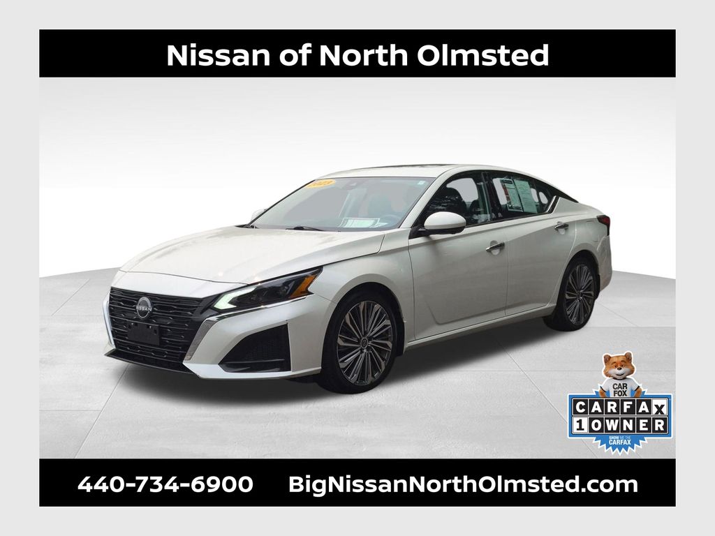 Pearl White 2023 Nissan Altima Sedan Front-Wheel Drive Continuously Variable Transmission