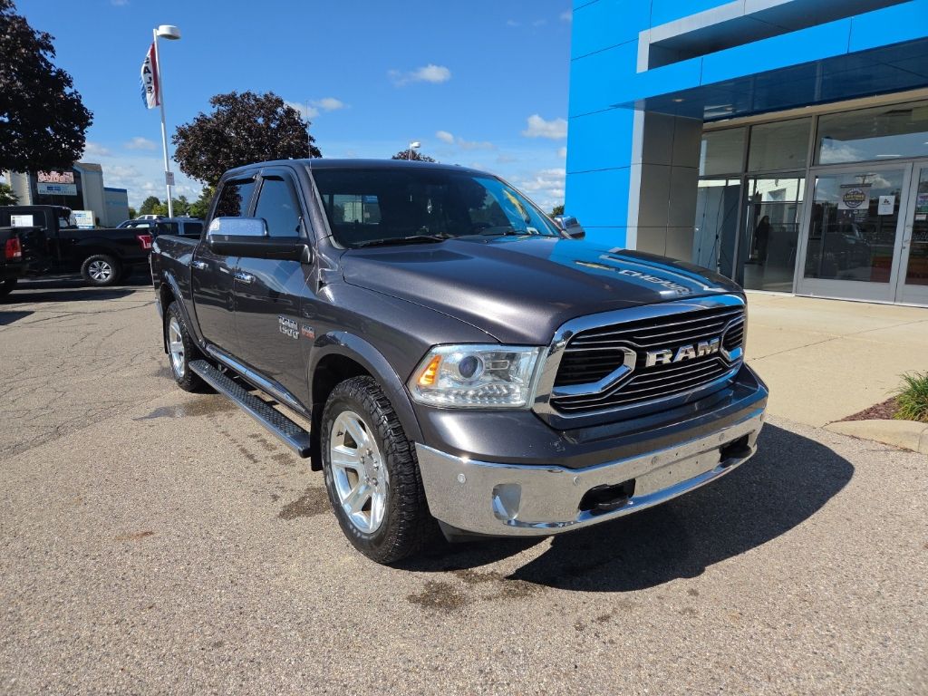 2016 RAM 1500 Crystal Metallic Camioneta Todo terreno 8 velocidades Automática