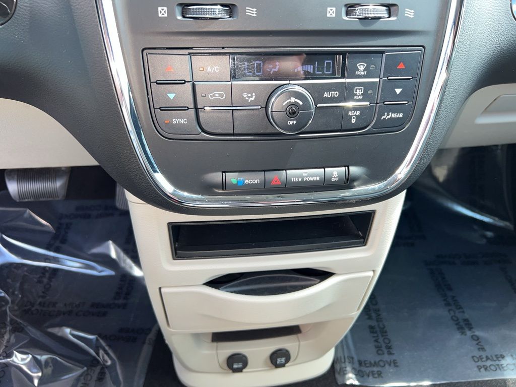 2013 Chrysler Town & Country Touring 16