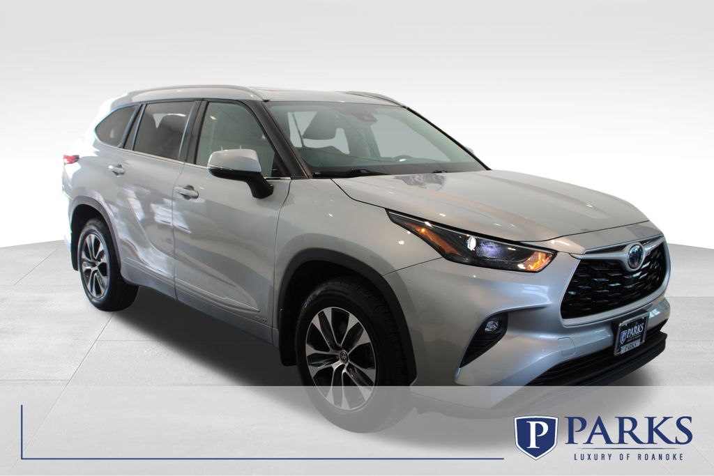 Celestial Silver Metallic 2022 Toyota Highlander Hybrid XLE AWD SUV / Crossover All-Wheel Drive Continuously Variable Transmission