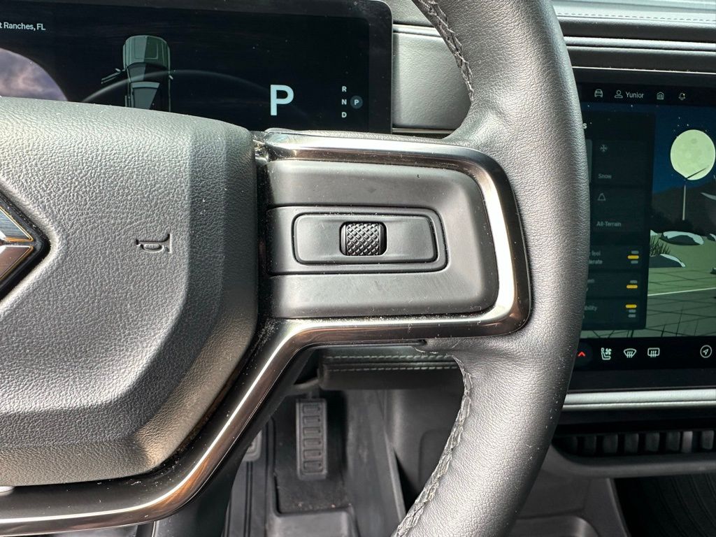 Thumbnail: 2025 Rivian R1S - 17