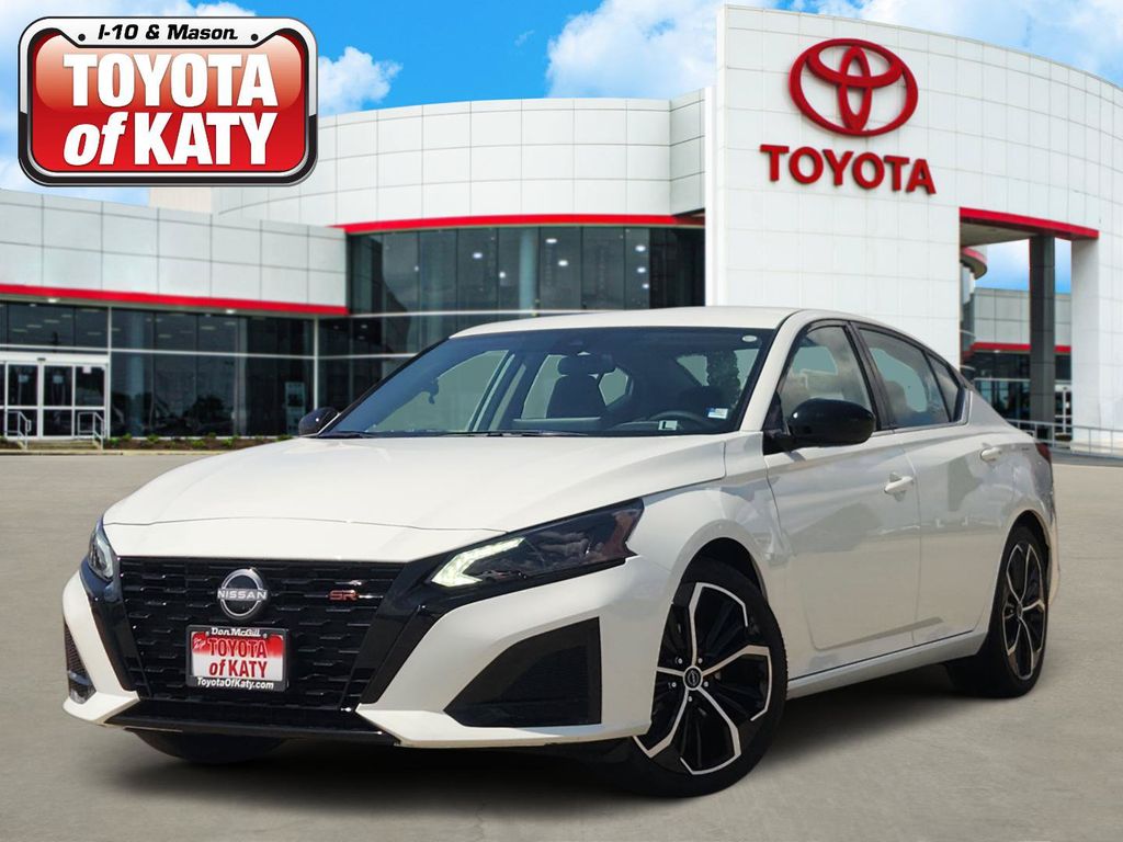 Glacier White 2026 Nissan Altima Sedan Front-Wheel Drive Continuously Variable Transmission