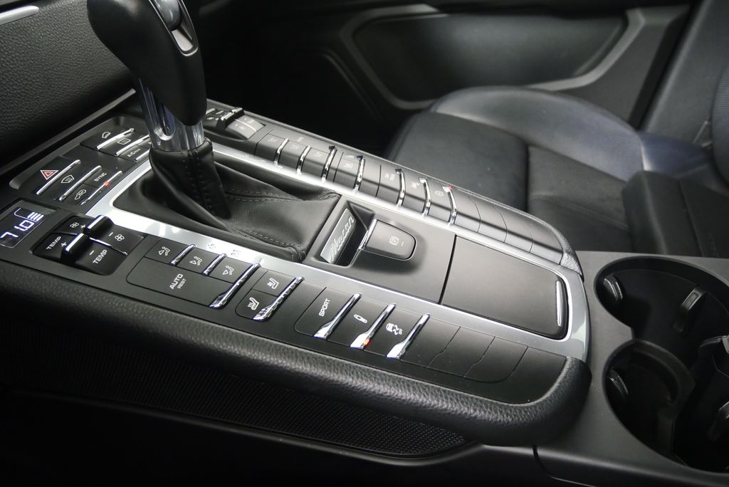 2018 Porsche Macan Turbo 27
