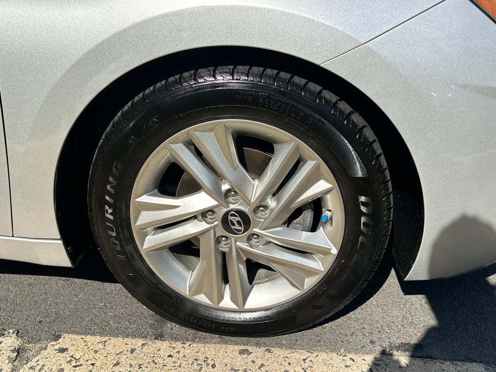 Thumbnail: 2019 Hyundai Elantra - 17