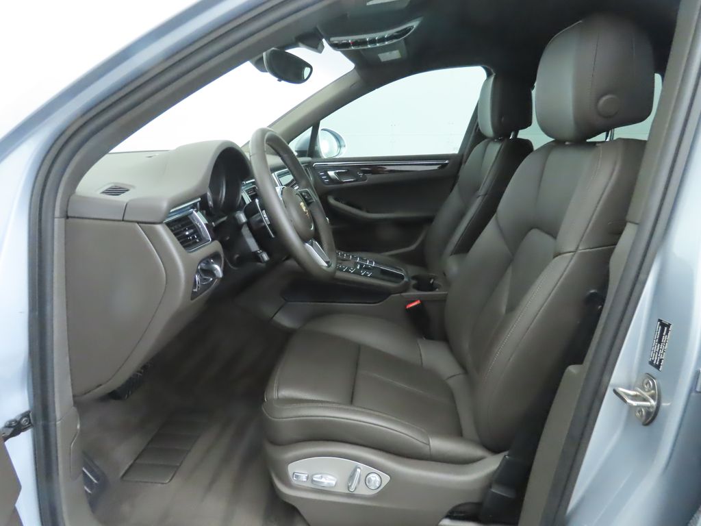 Thumbnail: 2015 Porsche Macan - 5