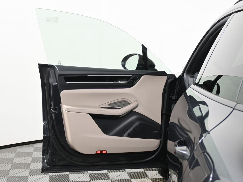 Thumbnail: 2026 Porsche Macan - 29