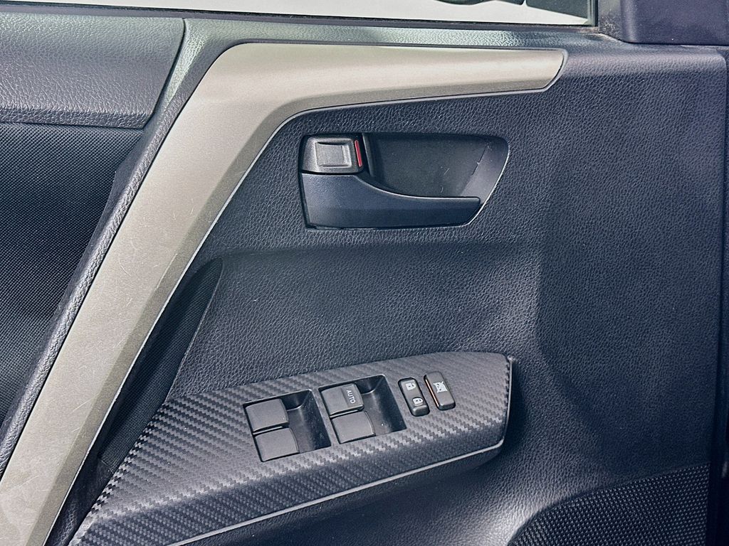 2014 Toyota RAV4 LE 17
