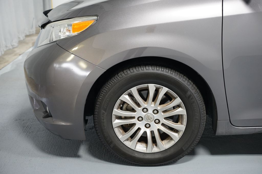 Thumbnail: 2016 Toyota Sienna - 5