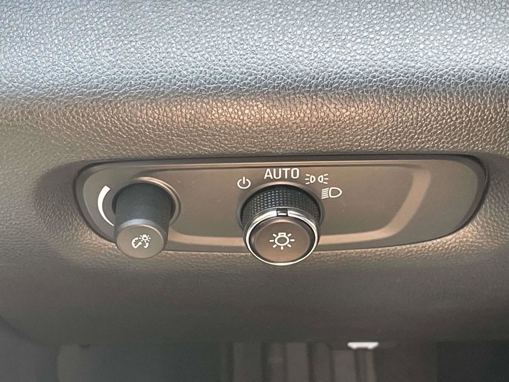 2023 Summit White Chevrolet Traverse LT Leather FWD SUV