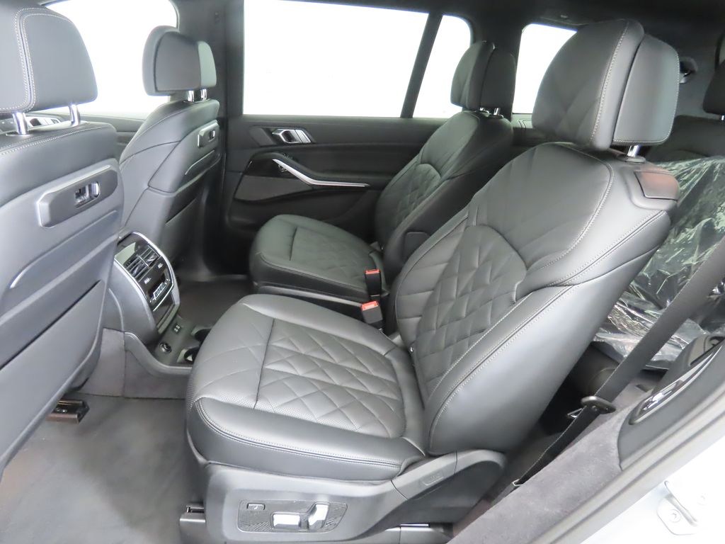 Thumbnail: 2026 BMW X7 - 21