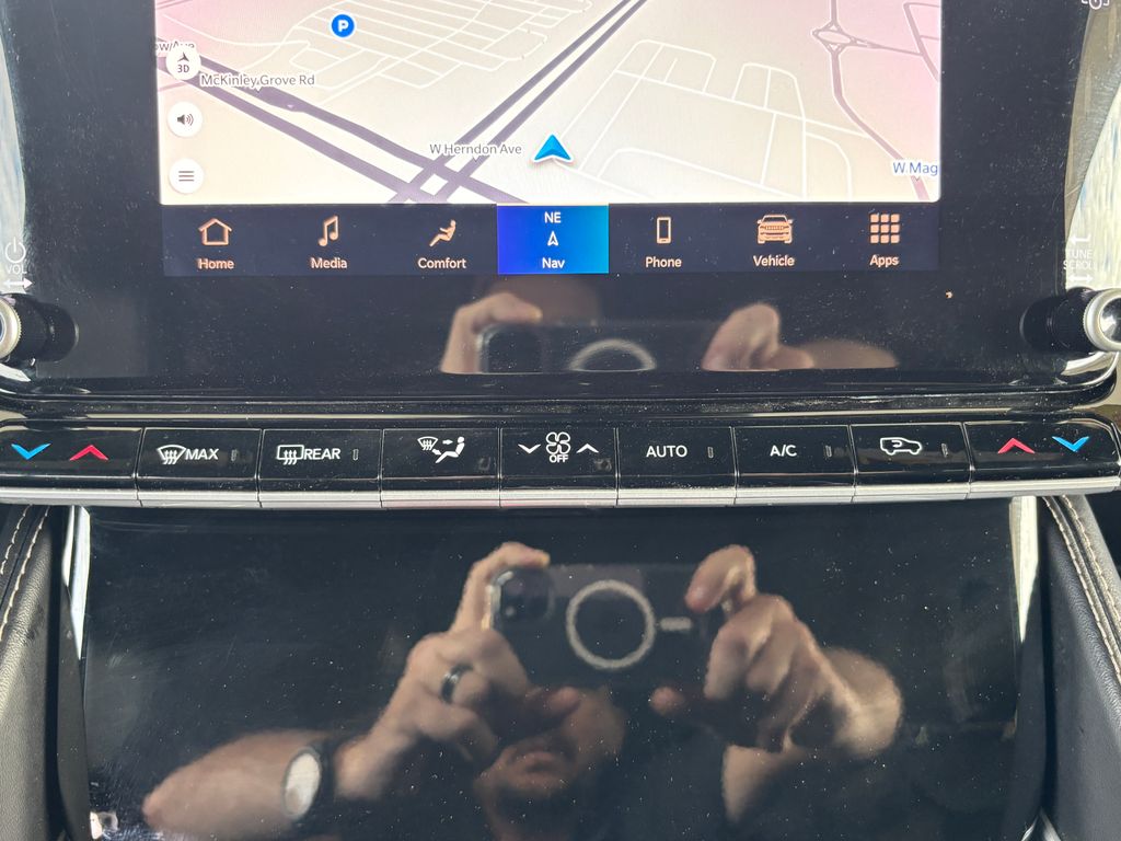 Thumbnail: 2022 Jeep Wagoneer - 15