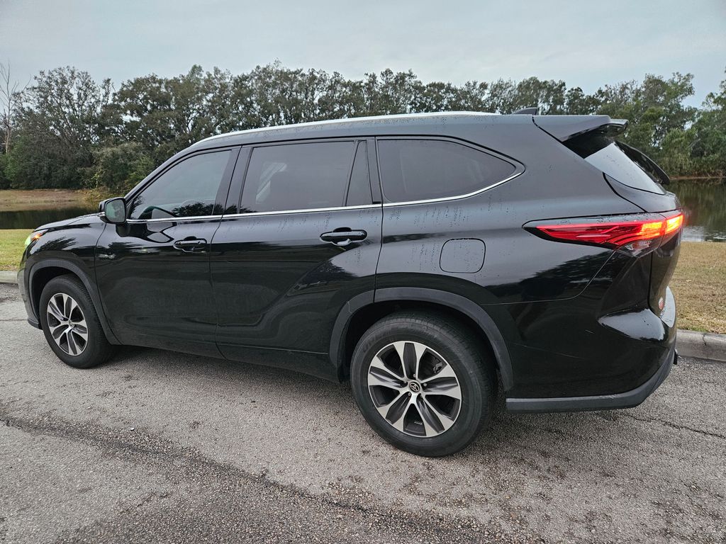 2021 Toyota Highlander XLE 3