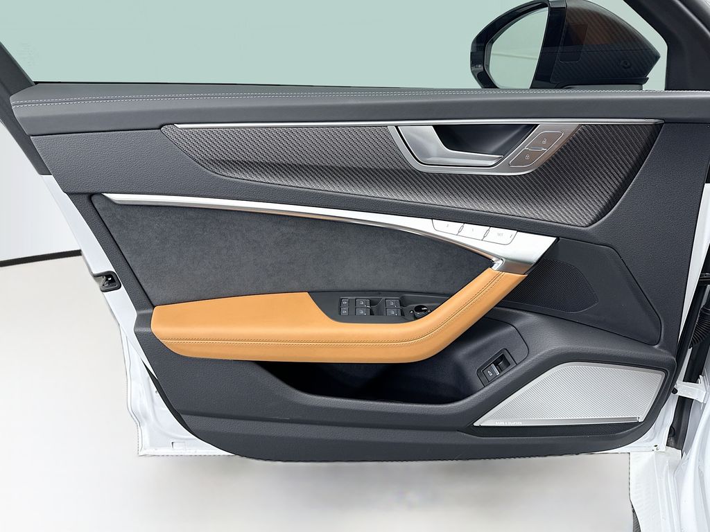 Thumbnail: 2025 Audi RS 6 - 25