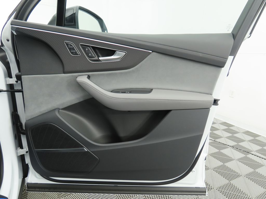 Thumbnail: 2025 Audi SQ7 - 26