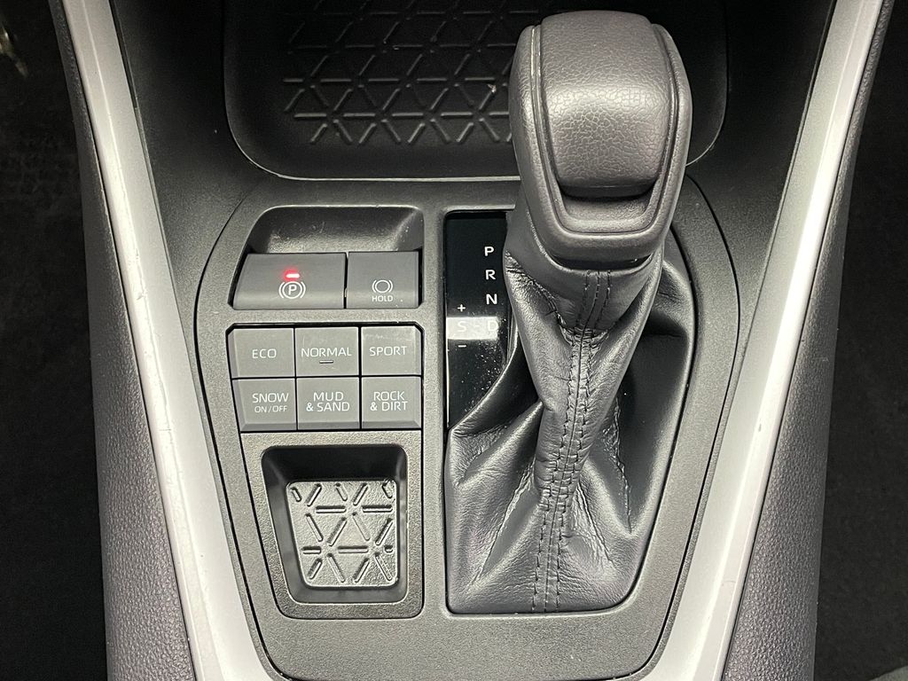 2022 Toyota RAV4 LE 28