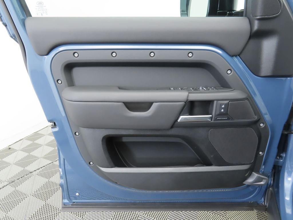 2025 Land Rover Defender 110 24