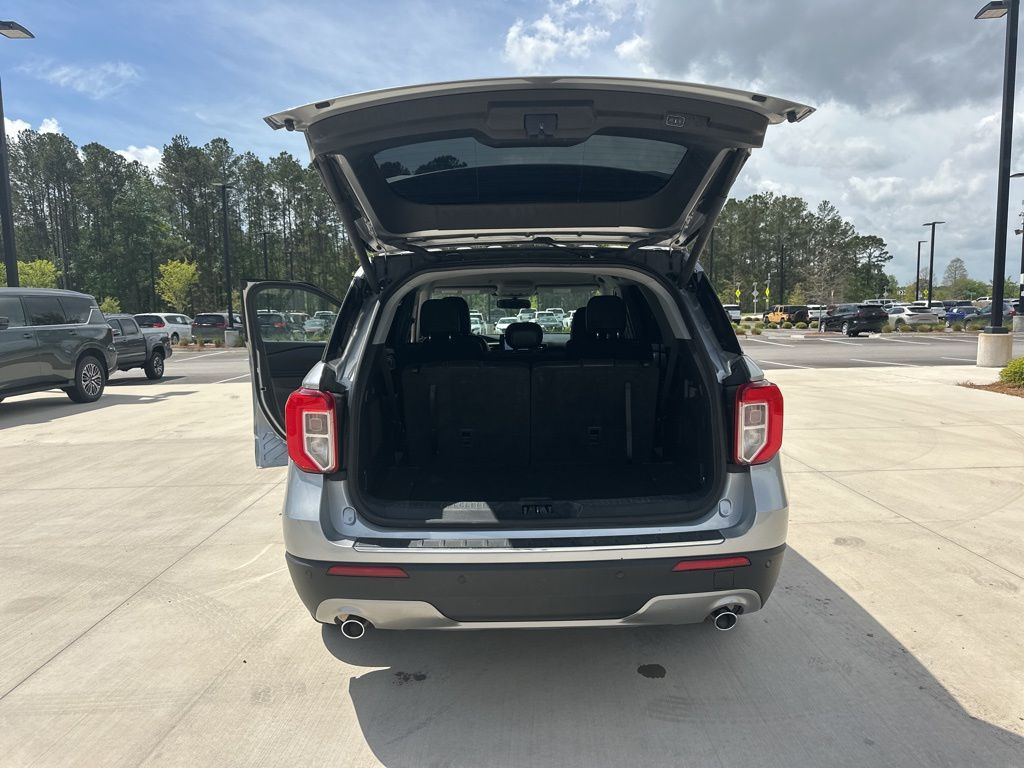 2023 Iconic Silver Metallic Ford Explorer Limited RWD SUV