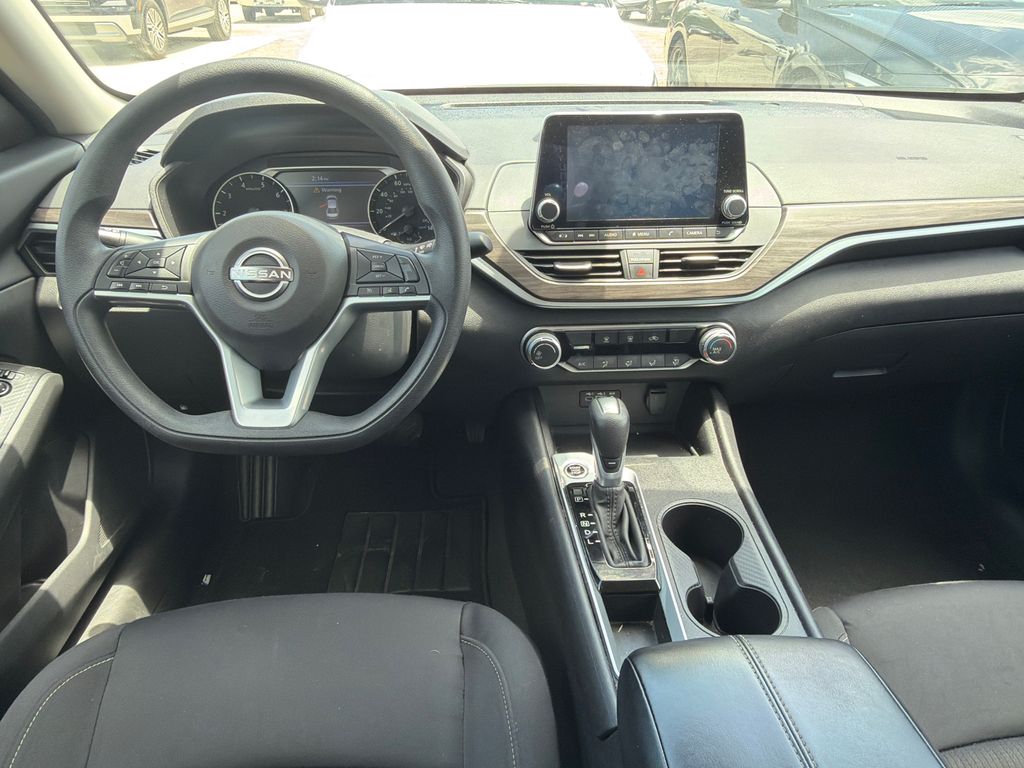 Used 2025 White Nissan 2.5 SV image 17