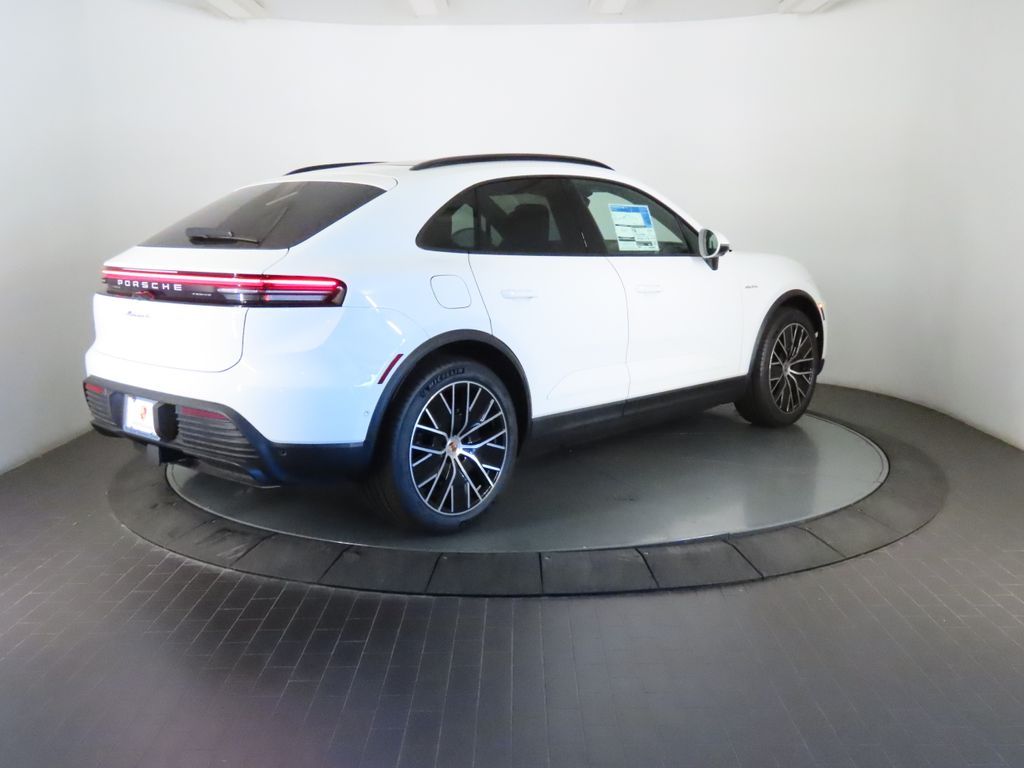 Thumbnail: 2026 Porsche Macan - 7
