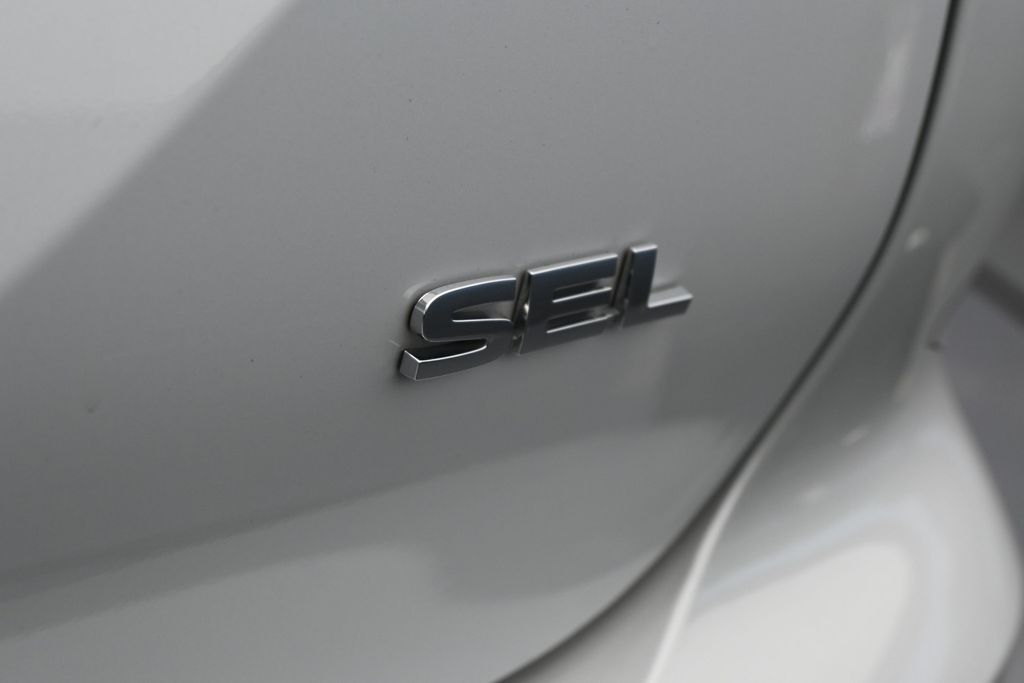 Used 2024 White Mitsubishi SEL image 33