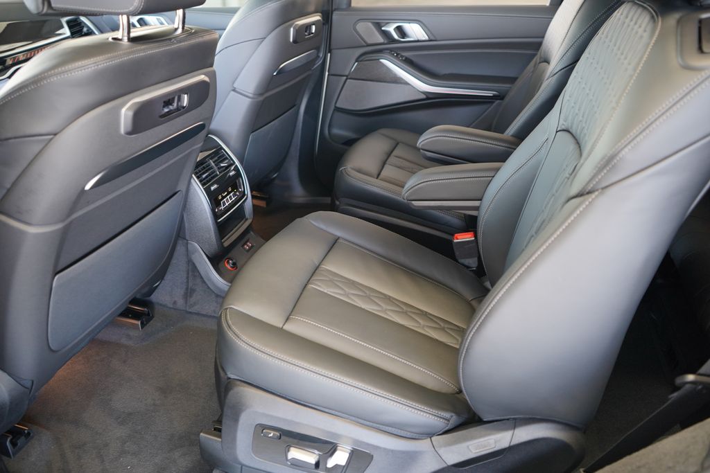 Thumbnail: 2026 BMW X7 - 16