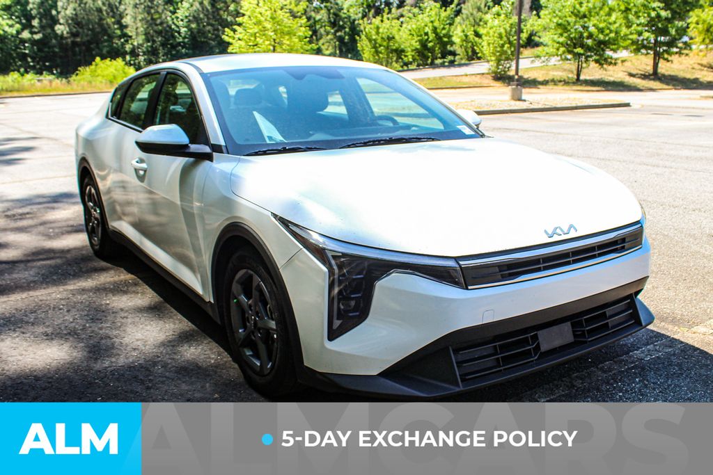 Used 2025 White Kia LXS image 3