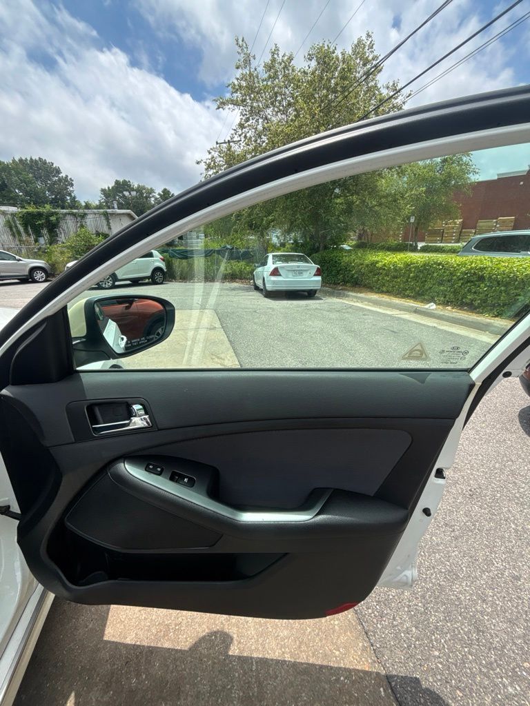 Used 2013 White Kia LX image 23