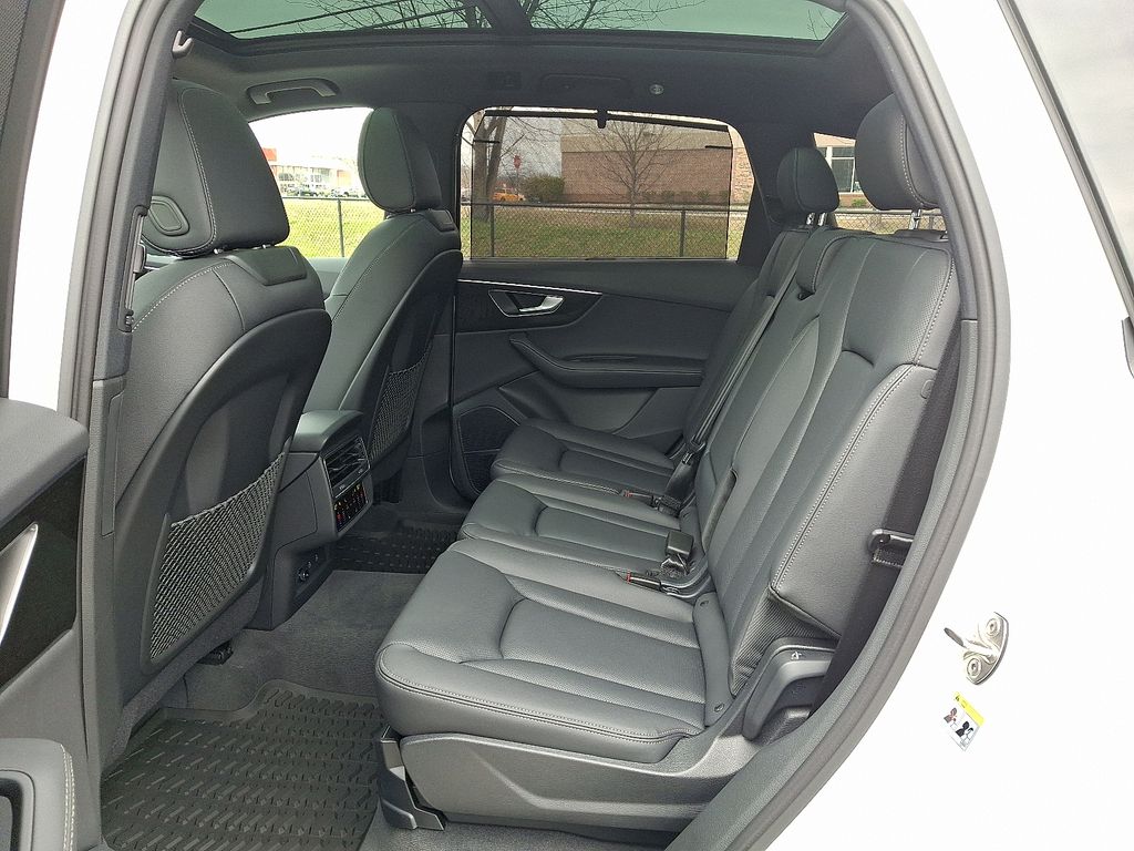 Thumbnail: 2026 Audi Q7 - 5