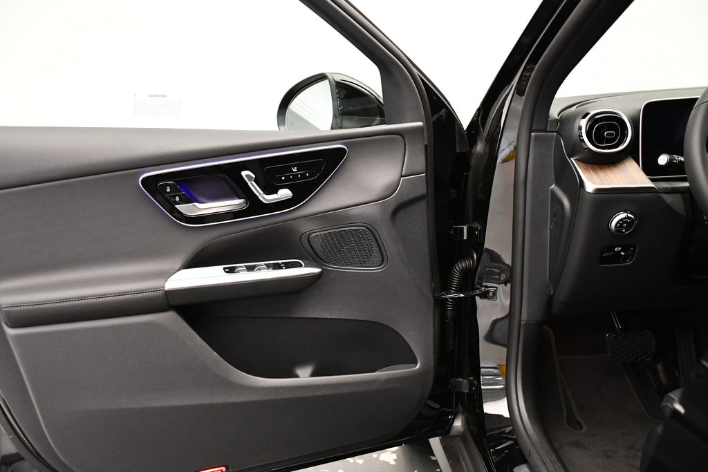 2025 Mercedes-Benz GLC 300 29