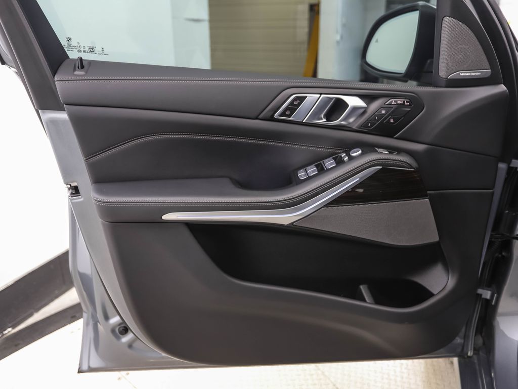 Thumbnail: 2025 BMW X7 - 9