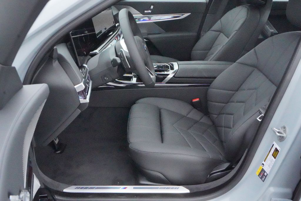 2025 BMW 7 Series 750e xDrive 11