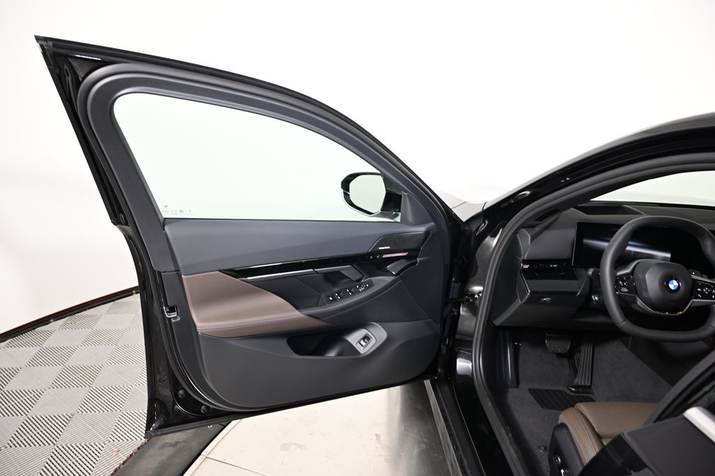 Thumbnail: 2025 BMW 5 Series - 21