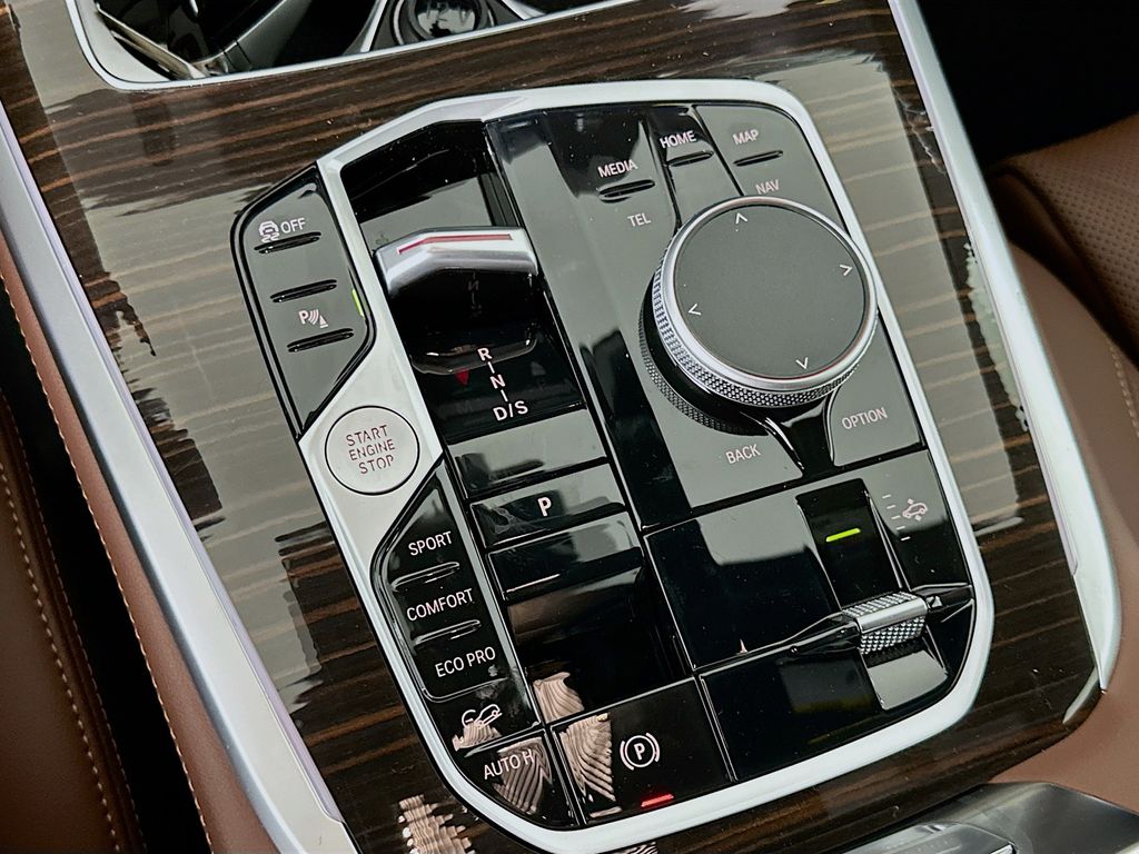 Thumbnail: 2026 BMW X7 - 15