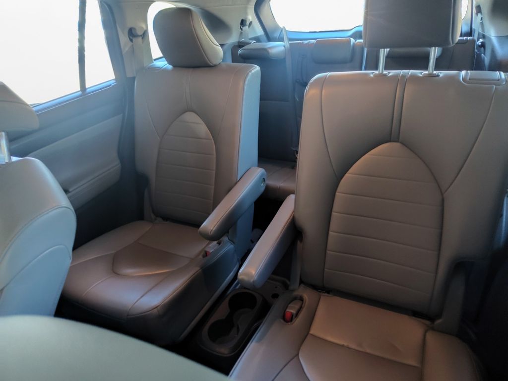 Used Car 2023 Toyota Highlander  Xle For Sale Under $35,000 In Austin, Texas