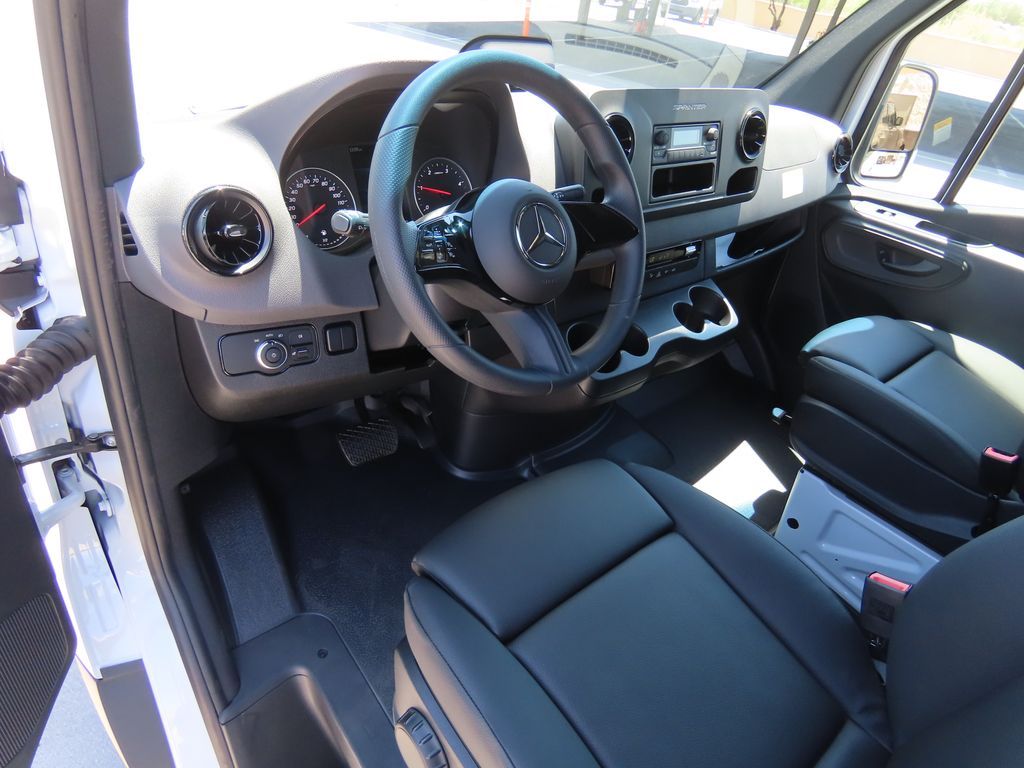 Thumbnail: 2025 Mercedes-Benz Sprinter - 10