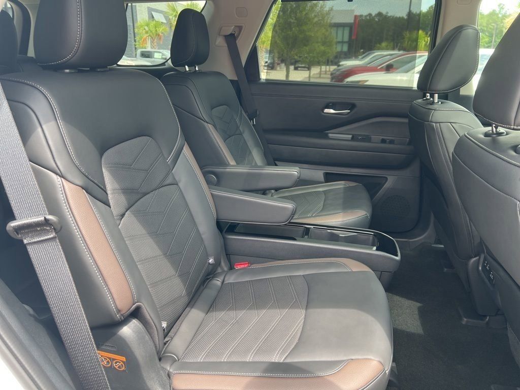 2025 Everest White Pearl Tricoat/Super Black Nissan Pathfinder Platinum FWD SUV