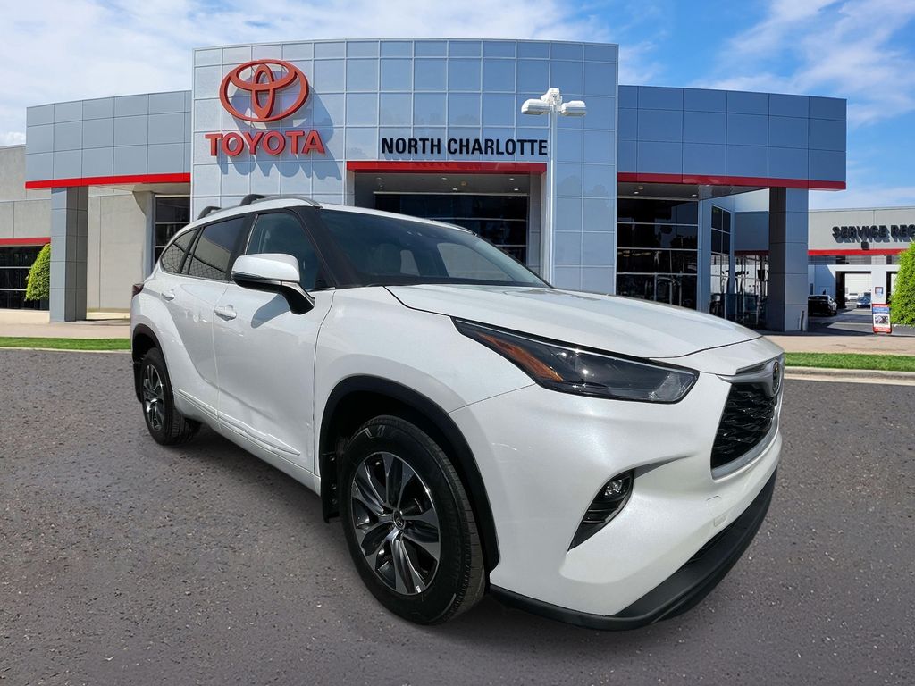 White (Wind Chill Pearl) 2023 Toyota Highlander XLE AWD SUV / Crossover All-Wheel Drive 8-Speed Automatic