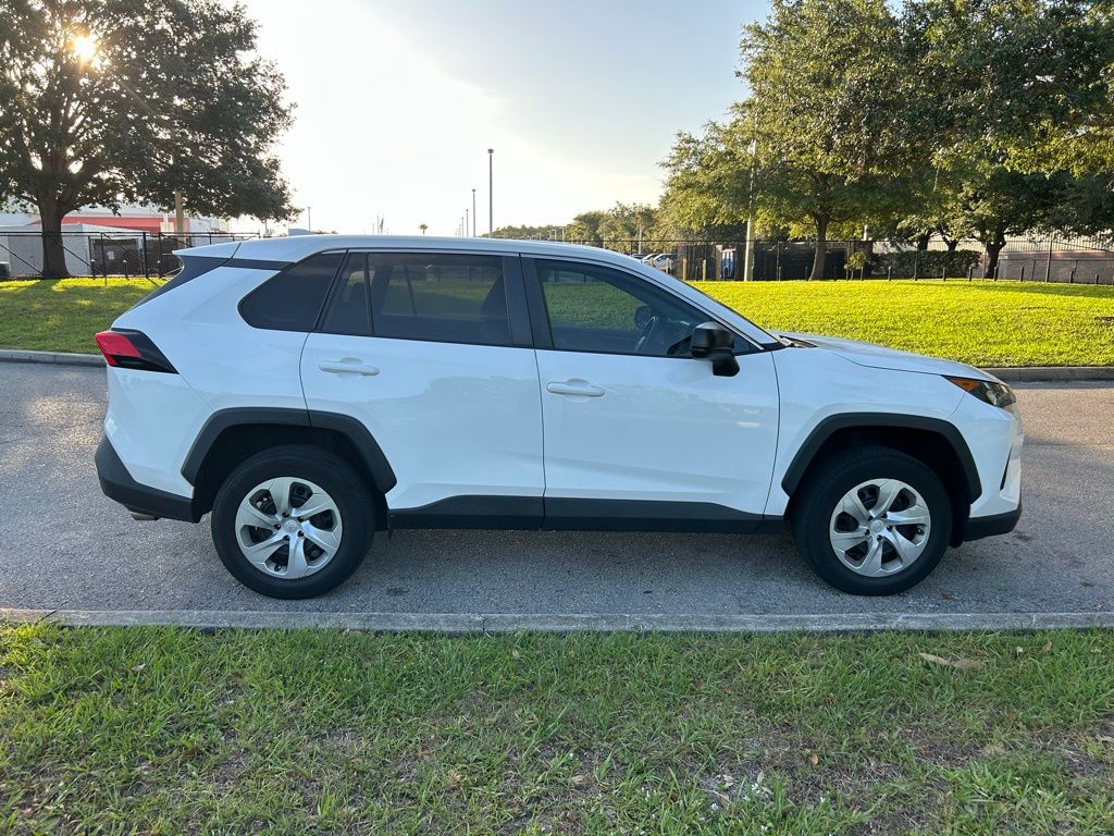 2022 Toyota RAV4 LE 6