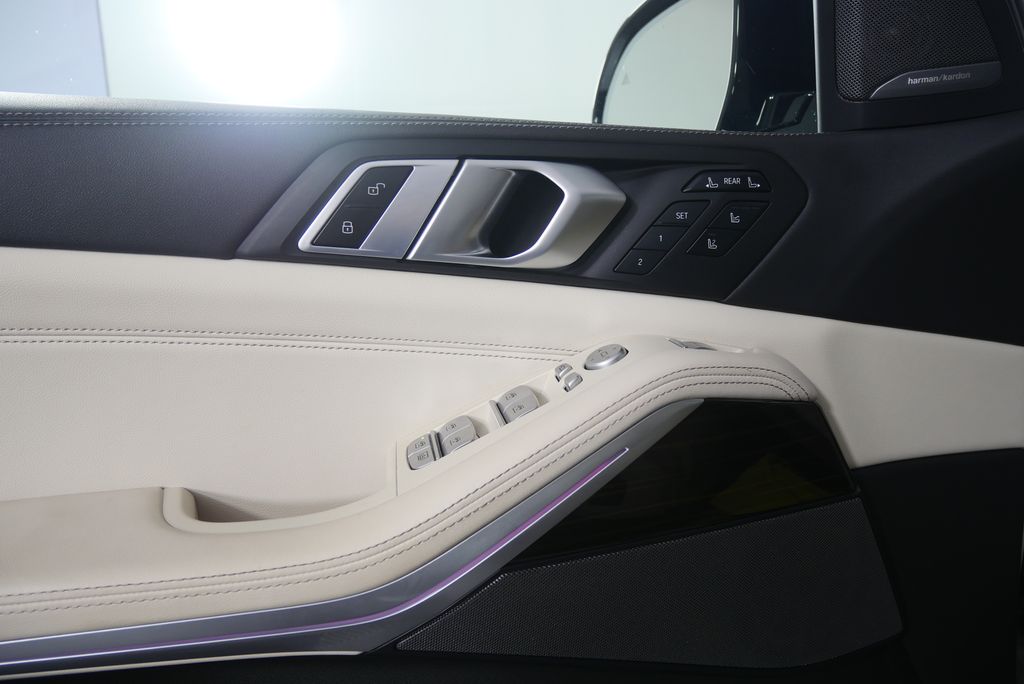 Thumbnail: 2024 BMW X7 - 8