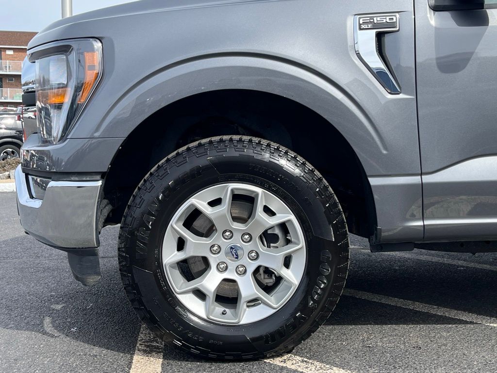 View vehicle photo 4