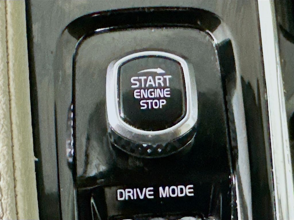 Used 2019 Blue Volvo T6 Momentum image 28